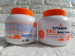 31fae34a189248ffd0b91d10a349a444.jpg Aron New (aecc) AR Vitamin E & C Brighten & Glow Body WHITENING CREAM 200g Made in THAILAND