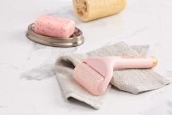 c2082eceb15eeb379486a817875ecef1.jpg Finishing Touch Flawless Facial Massage Ice Roller for Face and Body (Irol)